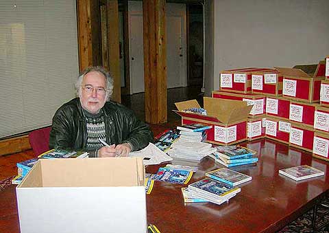 Peter Beagle surprins în timp ce semna DVD-uri Peter Beagle surprins in timp ce semna DVD-uri